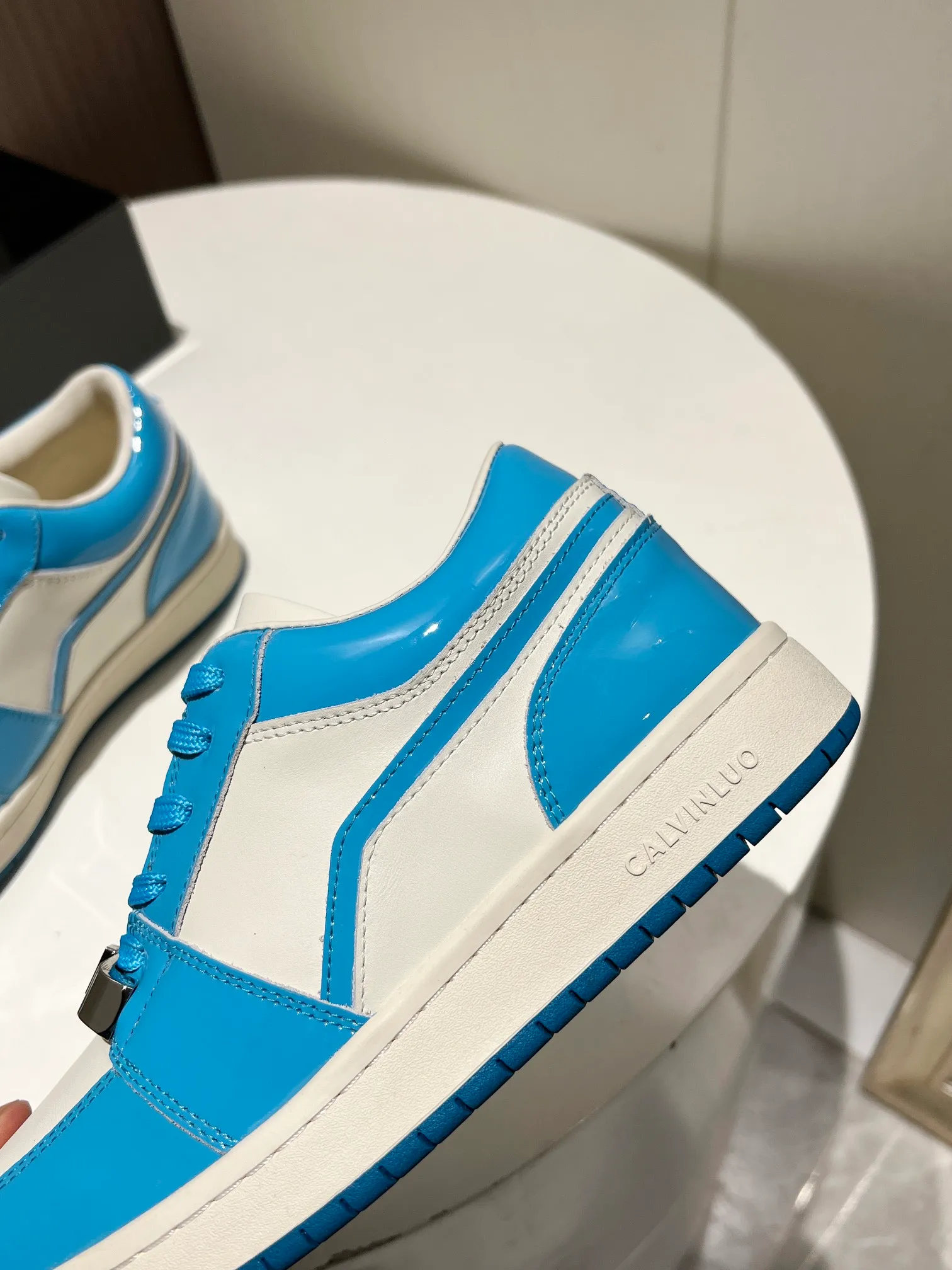 👟👟Ex-factory price 480👟👟 👑CALVINLUO I CUBE SNEAKER trendy brand square shoes low-top casual square-toe sneakers skateboard shoes sneakers👑 Starting from the design elements of classic two-color sneakers, CALVINLUO extracts the iconic elements of casual sneakers and integrates them into the formal "square toe" of formal shoes to make the overall lines of the sneakers more distinct. Nowadays, the matching rules are casual. 🧣Formal sports shoes are nothing new. The unique avant-garde square lines of CUBE SNEAKER, whether it echoes the tough and crisp suits, or appears in an eclectic manner in street styles, are a choice that breaks away from tradition and shows personality🧢 ▪️ Fabric: Original custom imported first-layer cowhide ▪️ Lining: Imported breathable mesh lining + soft sheepskin ▪️ Sole: Original molded two-color TPU outsole ▪️ Size: 35-40 (40 customized)
